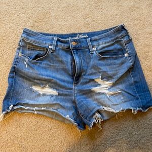 Universal thread distressed cutoff denim shorts.
